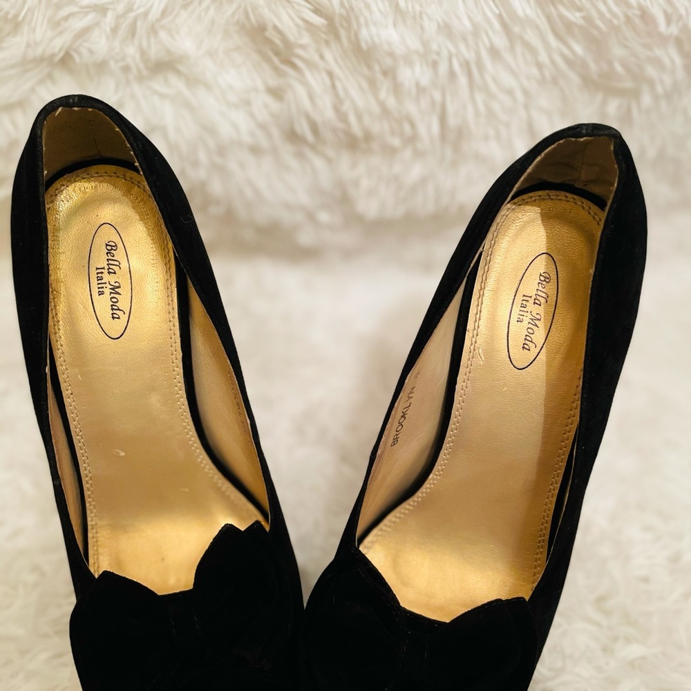 Cute black pumps. Suede with a bowl on top.